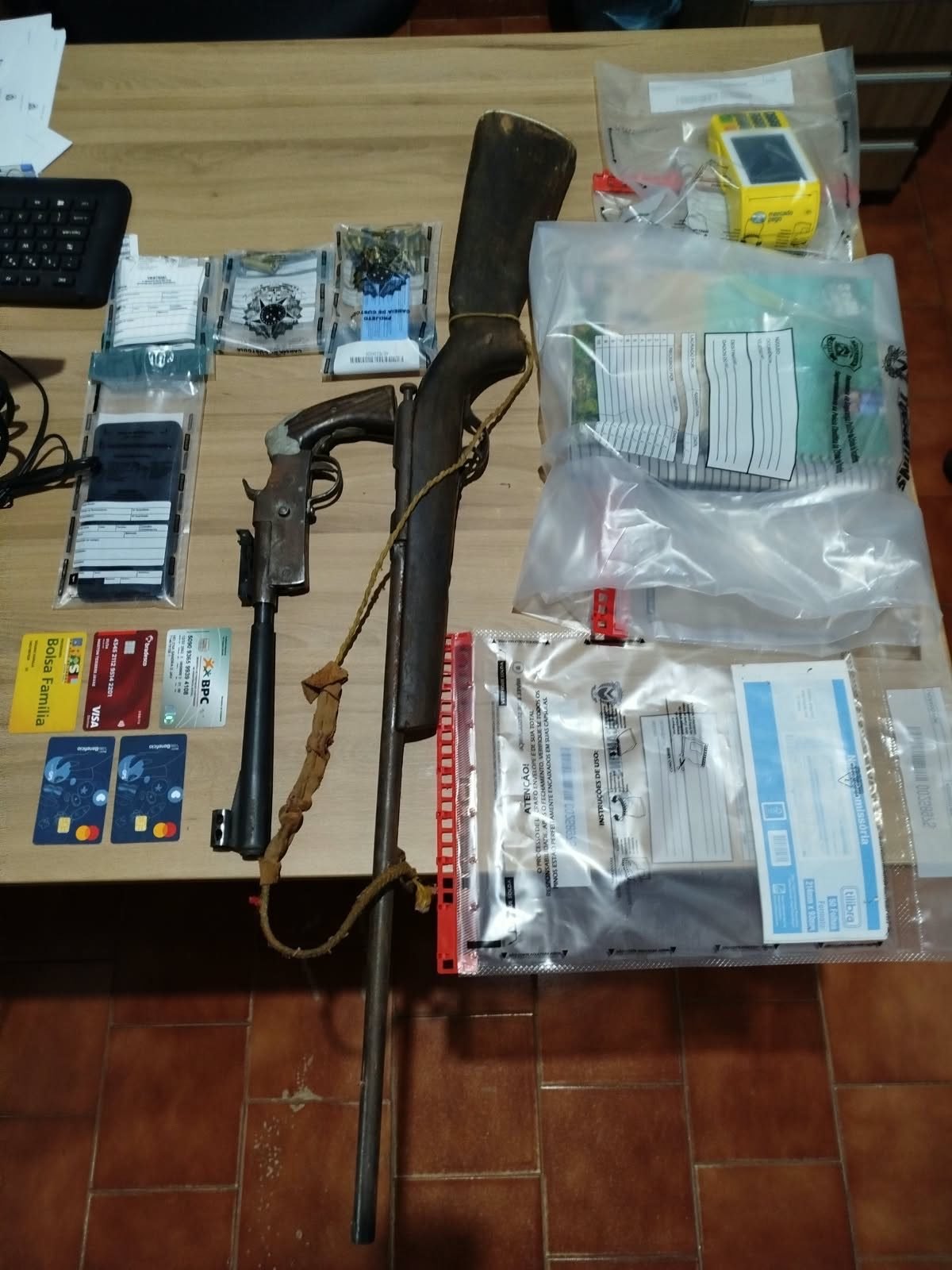 Polícia encontrou duas armas, munições, cartões bancários de indígenas e anotações com senhas — Foto: Reprodução